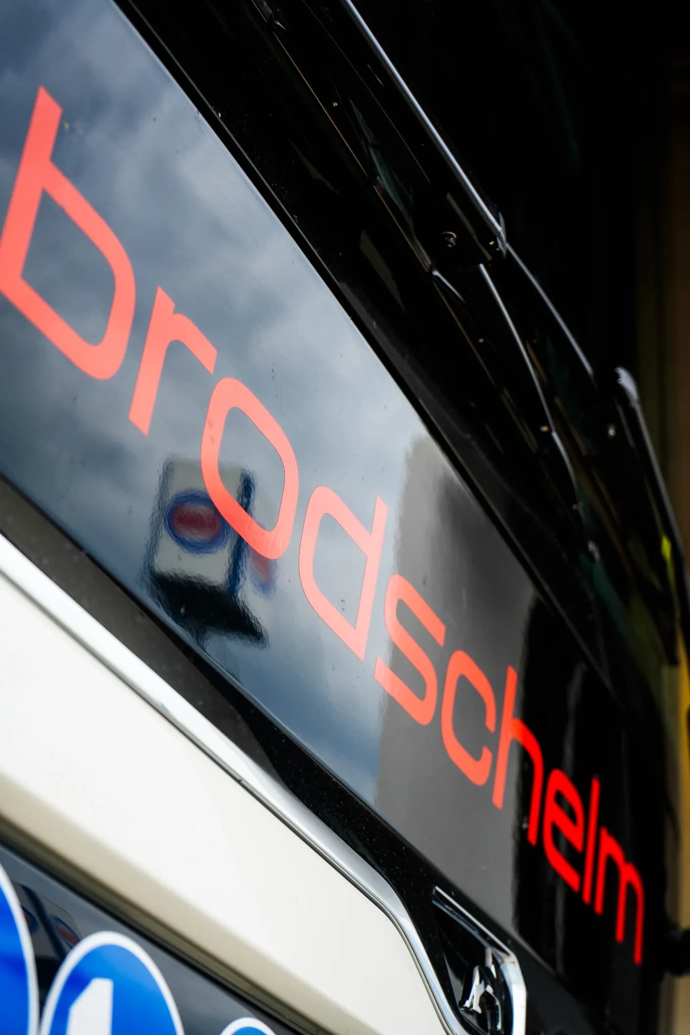 Brodschelm Schriftzug an einem Reisebus