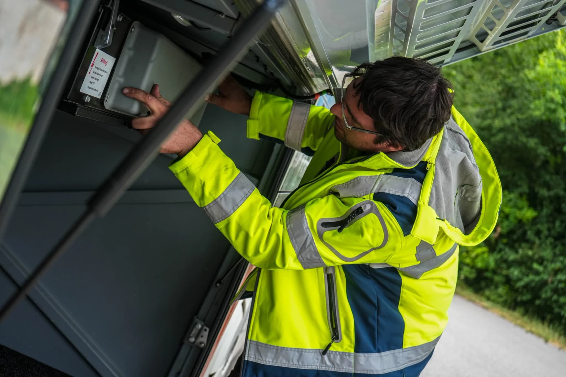 Wartungsarbeiten an einem Brodschelm Bus
