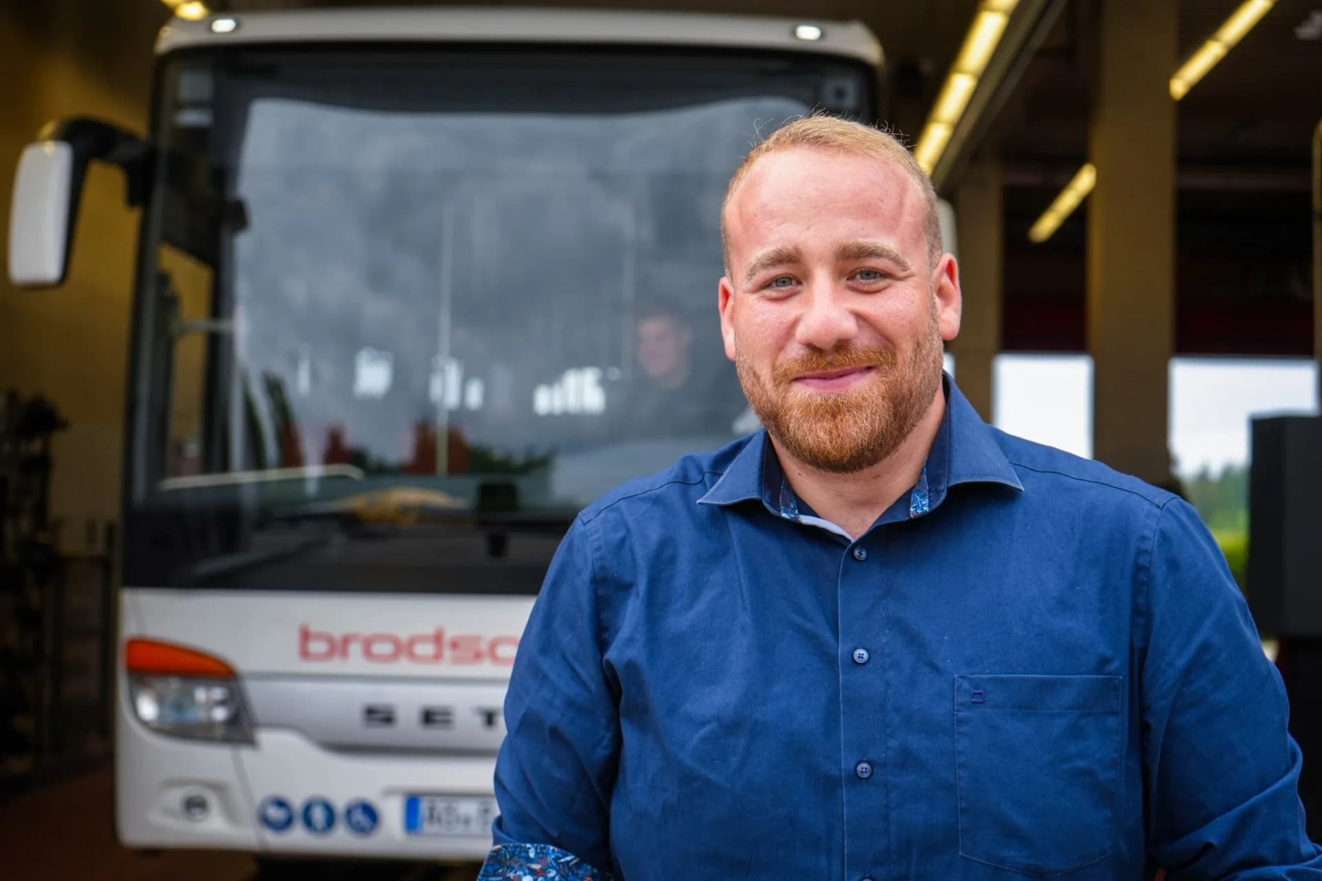 Brodschelm Mitarbeiter vor einem Reisebus
